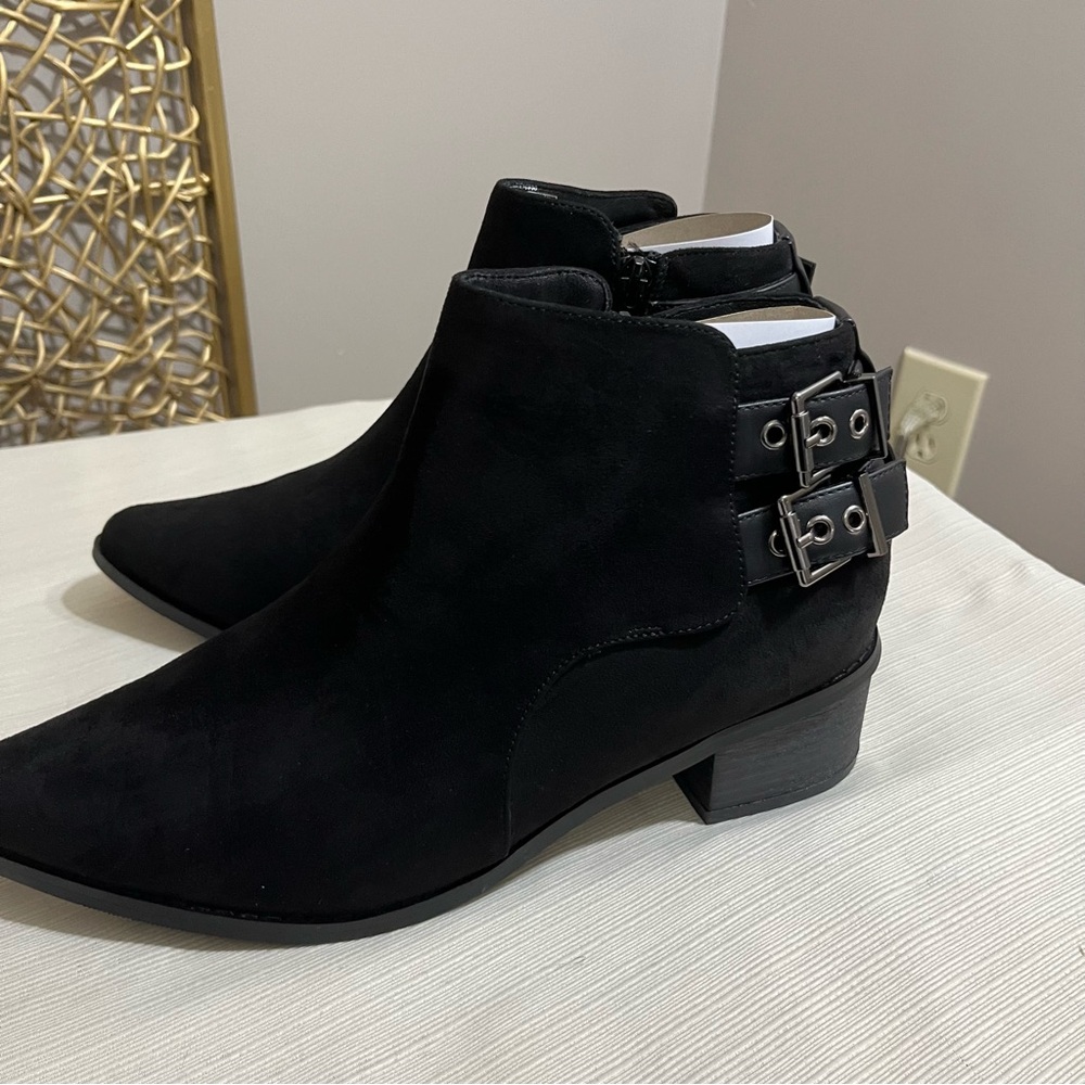 Women ankle boot size 9w black New with Tags